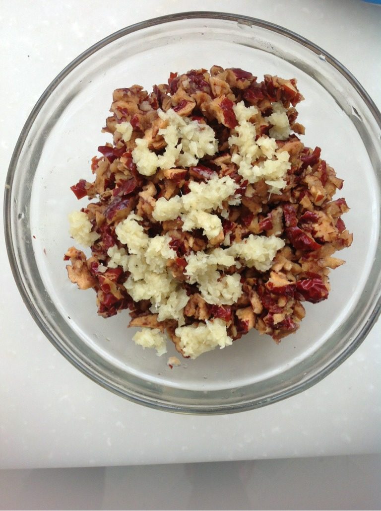 姜枣茶,<a style='color:red;display:inline-block;' href='/shicai/ 2800'>生姜</a>去皮切末；