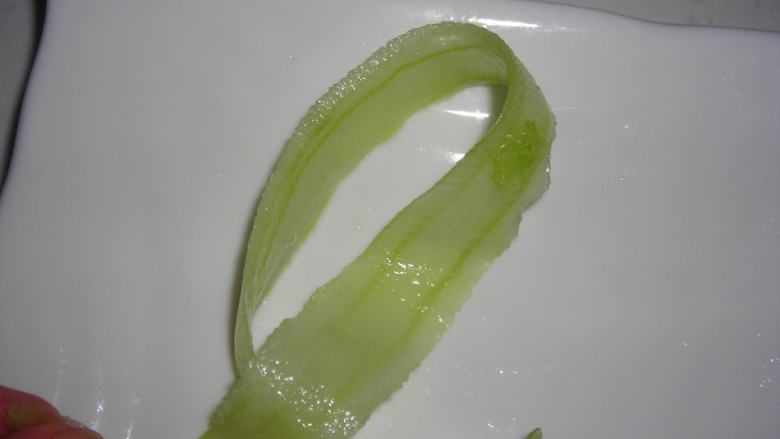 美人黄瓜卷,将<a style='color:red;display:inline-block;' href='/shicai/ 54'>黄瓜</a>洗净，用厨房纸擦去水份。用瓜刨将<a style='color:red;display:inline-block;' href='/shicai/ 54'>黄瓜</a>刨成薄薄的长片