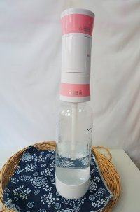 芒桃奇缘,我用的是向葵的苏打水机器…装上配备的气弹,只要十秒钟左右就能自制无糖苏打水,家用很方便… 注意使用5~40度的纯净水,且不要超过瓶子最高水温线。