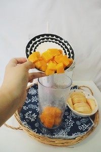 芒桃奇缘,将芒果倒入量杯,加50~100ml纯净水搅打成芒果酱。我用的手持搅拌器,工具请随意,实在不行可以用勺子碾碎…