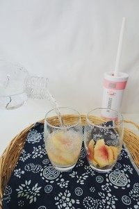 芒桃奇缘,倒入做好的苏打水。