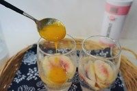 芒桃奇缘,舀入芒果果酱,可以根据自己的喜好调节分量。