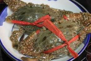 自制椰浆咖喱蟹,<a style='color:red;display:inline-block;' href='/shicai/ 307'>螃蟹</a>洗干净，去蟹脐，，打开蟹盖，去腮，切小块