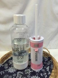 缤纷果球气泡水,倒入矿泉水(用5度-40度之间的水),盖上盖子顺时针旋转打气,按下泄压钮就做好苏打水了,加一勺<a style='color:red;display:inline-block;' href='/shicai/ 3729'>白糖</a>摇晃均匀,倒入可密封的容器或水瓶冷藏半天以上。