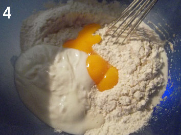 俄罗斯荞麦小煎饼Blinis,<a style='color:red;display:inline-block;' href='/shicai/ 9'>鸡蛋</a>分离，<a style='color:red;display:inline-block;' href='/shicai/ 127877'>小麦面粉</a>与蛋黄混合均匀