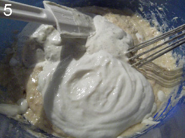 俄罗斯荞麦小煎饼Blinis,加入盐、剩下的牛奶、Crème Fraîche和<a style='color:red;display:inline-block;' href='/shicai/ 885'>酸奶</a>。搅拌成光滑的面泥
