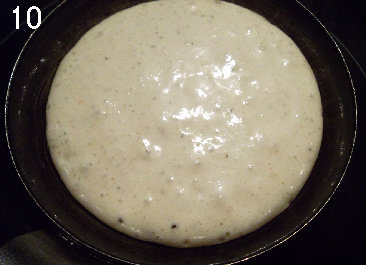 俄罗斯荞麦小煎饼Blinis,用沾了油的纸巾抹抹小锅内壁,烧到热。倒入2/3汤匙面泥,转小火,煎到金黄