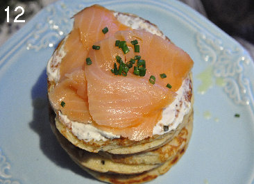 俄罗斯荞麦小煎饼Blinis,吃的时候,铺喜欢的东西就好。建议Crème Fraich、熏三文鱼、鱼籽/素鱼籽、莳萝、小葱、黄瓜