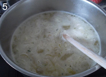 香浓的菠菜奶油汤,加入<a style='color:red;display:inline-block;' href='/shicai/ 6366'>蔬菜汤</a>,煮开