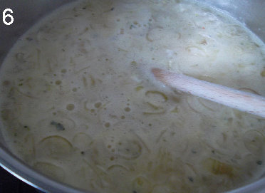香浓的菠菜奶油汤,倒入奶油,煮开,然后转中小火煮15分钟