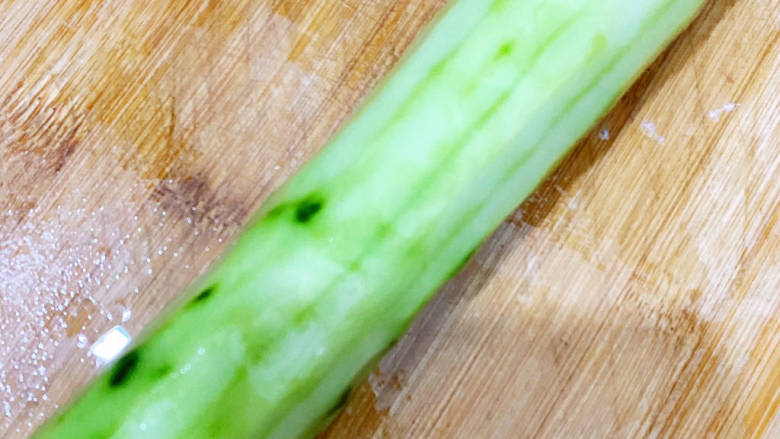 黄瓜炒肉片,黄瓜削皮并切片