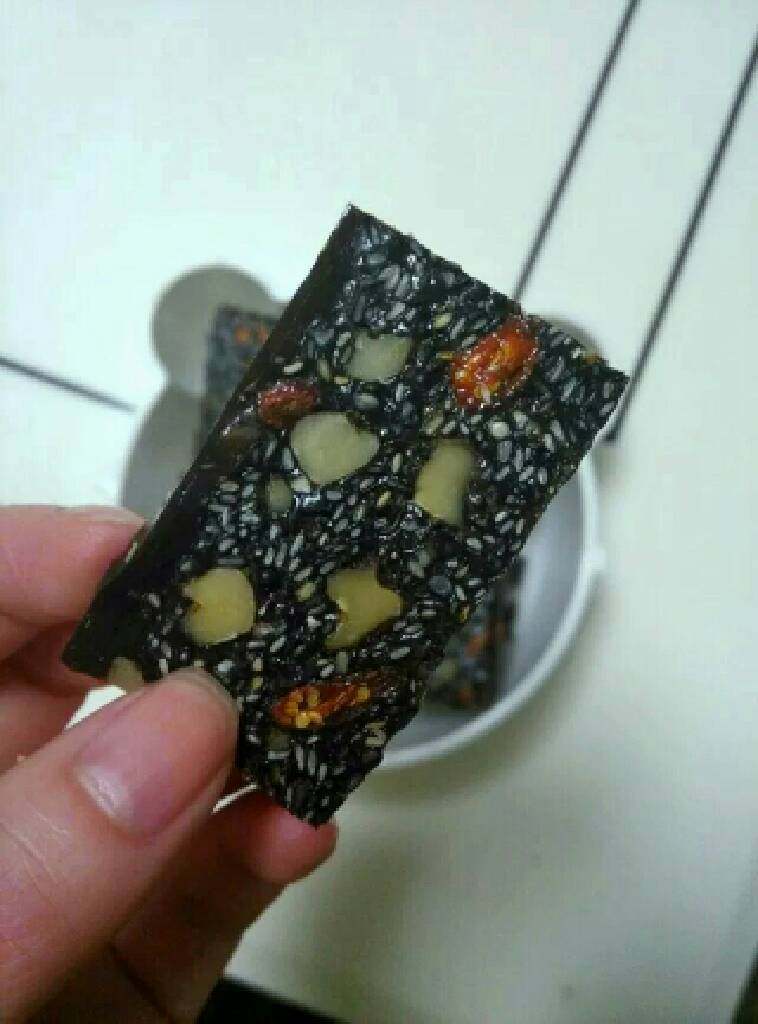 阿胶固元糕,熬好的膏体倒入刷了油的容器,待完全冷却之后,切片。阿美味又补血养颜的阿胶糕就做好了
