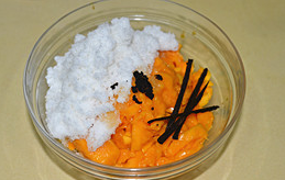 香草芒果酱,切入<a style='color:red;display:inline-block;' href='/shicai/ 869'>白砂糖</a>,加入剖开的香草籽和香草夹。