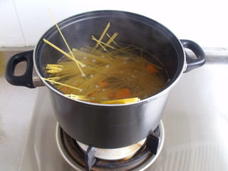 铁板照烧鸡腿,锅里烧开水,把<a style='color:red;display:inline-block;' href='/shicai/ 5030'>意面</a>和土豆胡萝卜一起煮8分钟,捞出备用