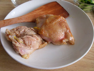 铁板照烧鸡腿,煎好的鸡腿肉捞出来,油全部倒掉