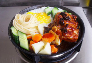 铁板照烧鸡腿,铁板刷油烧热,把意面,土豆,胡萝卜,黄瓜码放好,<a style='color:red;display:inline-block;' href='/shicai/ 9'>鸡蛋</a>打入铁板。 鸡腿肉切开放入,淋一些汤汁即可