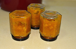 香草芒果酱,挑出<a style='color:red;display:inline-block;' href='/shicai/ 820'>香草荚</a>趁热装入消毒好干燥的瓶中,拧紧瓶盖倒扣至凉,然后放冰箱冷藏保存。
