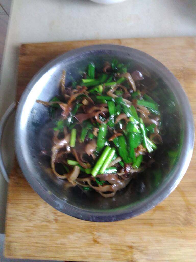 韭菜炒木耳