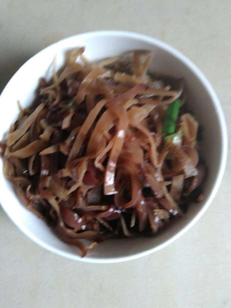 韭菜炒木耳,木耳切丝