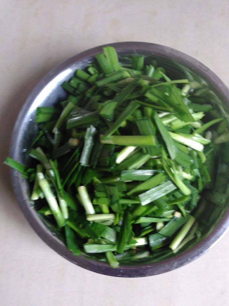 韭菜炒木耳,韭菜切段