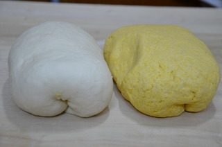 金银馒头,室温醒发1小时左右,再次揉匀