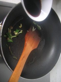 番茄炖对虾,锅内放底油,将大料炸成枣红色,放入葱姜炝锅。放入生抽、蚝油