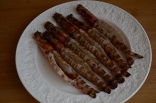 蒜蓉烤大虾,将白酒和海鲜酱油混合,淋在大虾上,腌制15分钟