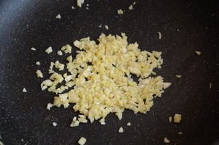 蒜蓉烤大虾,炒锅内切一小块黄油小火融化,放入姜蒜末,炒出香味后,加一点盐拌匀,盛出