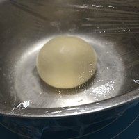 纯手工什锦披萨,然后将面团放到盆子里,表面粘点水,保鲜膜封住,放烤箱里发酵至大约2.5倍大,烤箱温度偏高的话,可以在放一盘凉水。