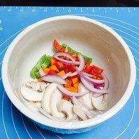 纯手工什锦披萨,放进碗里,保鲜膜插几个孔,然后放微波炉里打至脱水。