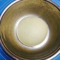 纯手工什锦披萨,菜和肉处理好后,面团差不多就发好了。拿出来再揉,排气。