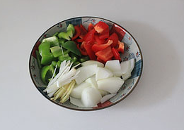 菠萝咕咾肉,青红椒、<a style='color:red;display:inline-block;' href='/shicai/ 29'>洋葱</a>切滚刀块，<a style='color:red;display:inline-block;' href='/shicai/ 163'>葱白</a>、姜切丝。