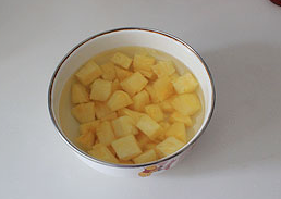 菠萝咕咾肉,<a style='color:red;display:inline-block;' href='/shicai/ 597'>菠萝</a>处理干净后切同<a style='color:red;display:inline-block;' href='/shicai/ 61'>青椒</a>大小相似的块，用淡盐水浸泡去除酸涩感。