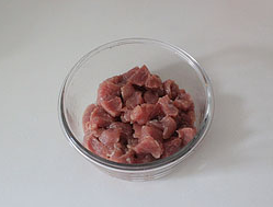 菠萝咕咾肉,里脊肉清洗干净后切同菠萝大小相似的块，加盐5g，<a style='color:red;display:inline-block;' href='/shicai/ 134296'>白胡椒粉</a>、<a style='color:red;display:inline-block;' href='/shicai/ 718'>料酒</a>和一勺淀粉抓匀腌制20分钟以上。