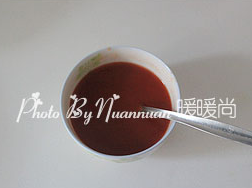 菠萝咕咾肉,番茄沙司加盐3g、玉米淀粉8g、醋、<a style='color:red;display:inline-block;' href='/shicai/ 3729'>白糖</a>(酌情,番茄沙司比较甜)和适量的水调匀备用。
