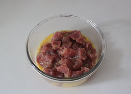 菠萝咕咾肉,将<a style='color:red;display:inline-block;' href='/shicai/ 9'>鸡蛋</a>液打散倒入腌制的肉丁中，抓匀，保证每块肉都裹上<a style='color:red;display:inline-block;' href='/shicai/ 9'>鸡蛋</a>液。