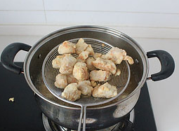 菠萝咕咾肉,汤锅内放多一点的<a style='color:red;display:inline-block;' href='/shicai/ 849'>花生油</a>,八成热后下里脊肉,中小火炸至淡金黄色后捞出控油。