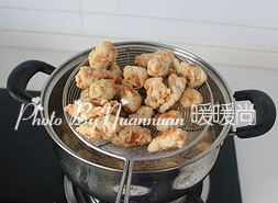 菠萝咕咾肉,开大火将锅内余油重新加热至八成热,下里脊肉复炸一次至颜色金黄后捞出控油。