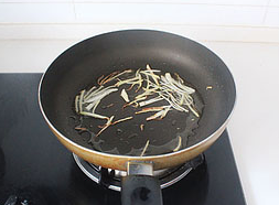 菠萝咕咾肉,平底锅内放适量的花生油,下葱、姜丝炒出香味。
