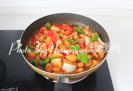 菠萝咕咾肉,放炸过的里脊肉和蔬菜,炒匀后小火煮半分钟至汤汁均匀的裹在肉丁上出锅。