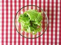 凯撒沙拉,<a style='color:red;display:inline-block;' href='/shicai/ 11256'>圆生菜</a>撕成片备用。