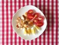 凯撒沙拉,<a style='color:red;display:inline-block;' href='/shicai/ 3438'>圣女果</a>切半，煮<a style='color:red;display:inline-block;' href='/shicai/ 9'>鸡蛋</a>切成4等分，<a style='color:red;display:inline-block;' href='/shicai/ 101'>鸡胸肉</a>切块，放入<a style='color:red;display:inline-block;' href='/shicai/ 10780'>面包干</a>。