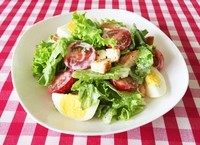 凯撒沙拉,把食材和丘比沙拉汁凯撒沙拉口味充分拌匀，高大上的凯撒沙拉即可在家轻松完成啦！