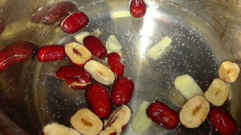 暖宫姜枣茶,这是两碗水的  <a style='color:red;display:inline-block;' href='/shicai/ 2470'>红枣</a>生<a style='color:red;display:inline-block;' href='/shicai/ 37'>姜</a>一起煮  <a style='color:red;display:inline-block;' href='/shicai/ 2470'>红枣</a>切开会更入味    