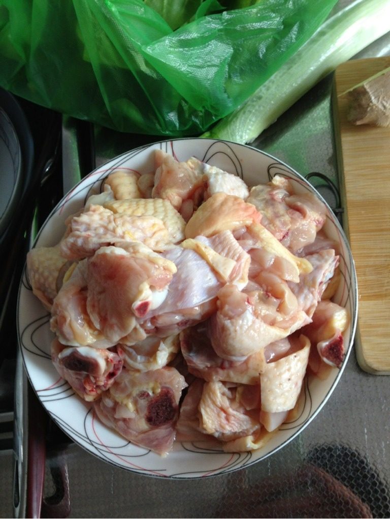 土豆炖鸡肉,<a style='color:red;display:inline-block;' href='/shicai/ 23'>土豆</a>打皮