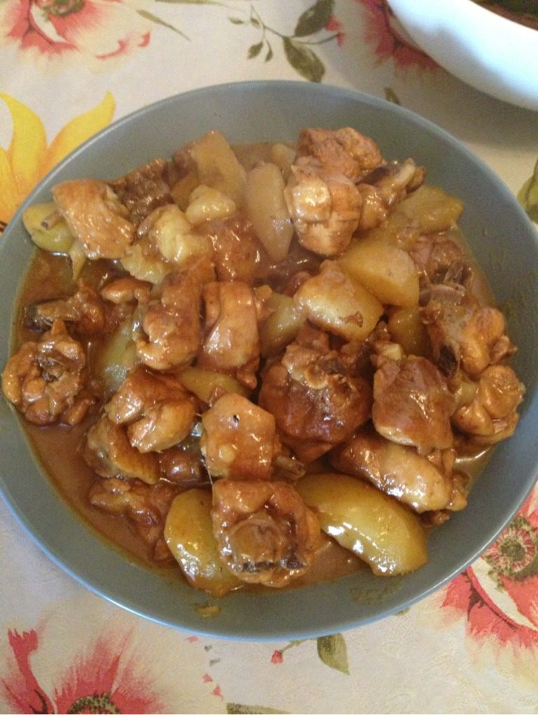 土豆炖鸡肉,先当油，油热放点糖，在放鸡肉，翻炒后加土豆，然后放生抽和老抽，放<a style='color:red;display:inline-block;' href='/shicai/ 3250'>葱</a>，加水大火开后在小火，锅里水干就可以了。