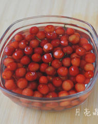 微波樱桃果脯,<a style='color:red;display:inline-block;' href='/shicai/ 114101'>新鲜樱桃</a>冲洗干净,放淡盐水浸泡2小时后,沥干水份。