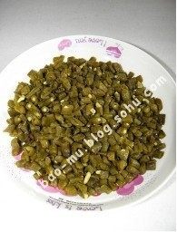 肉末酸豆角,将酸豆角丁挤去多余的水份