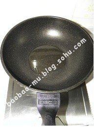 肉末酸豆角,锅内倒油，烧至3成热