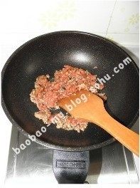 肉末酸豆角,放入饺子馅（或<a style='color:red;display:inline-block;' href='/shicai/ 34374'>猪肉馅</a>），快速拨散